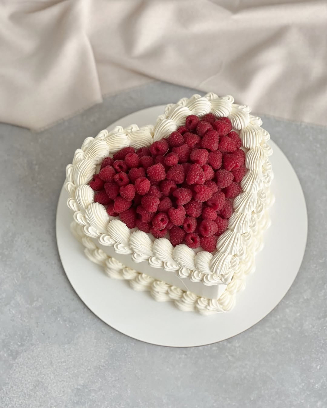 Торт в виде сердца с малиной