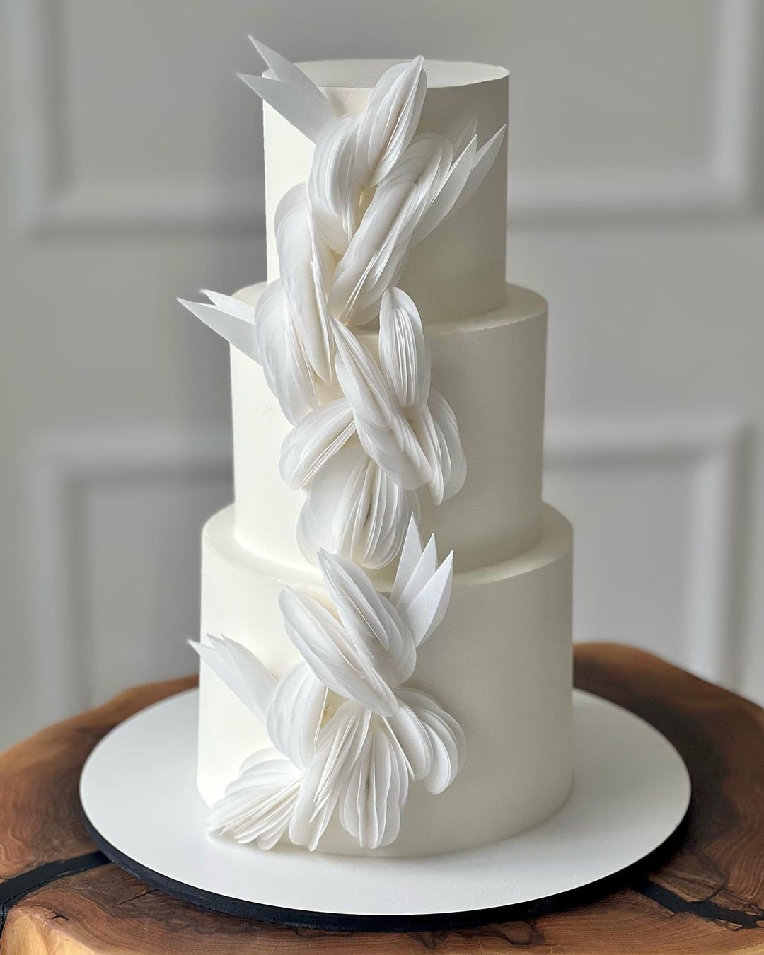 Трехъярусный белый торт