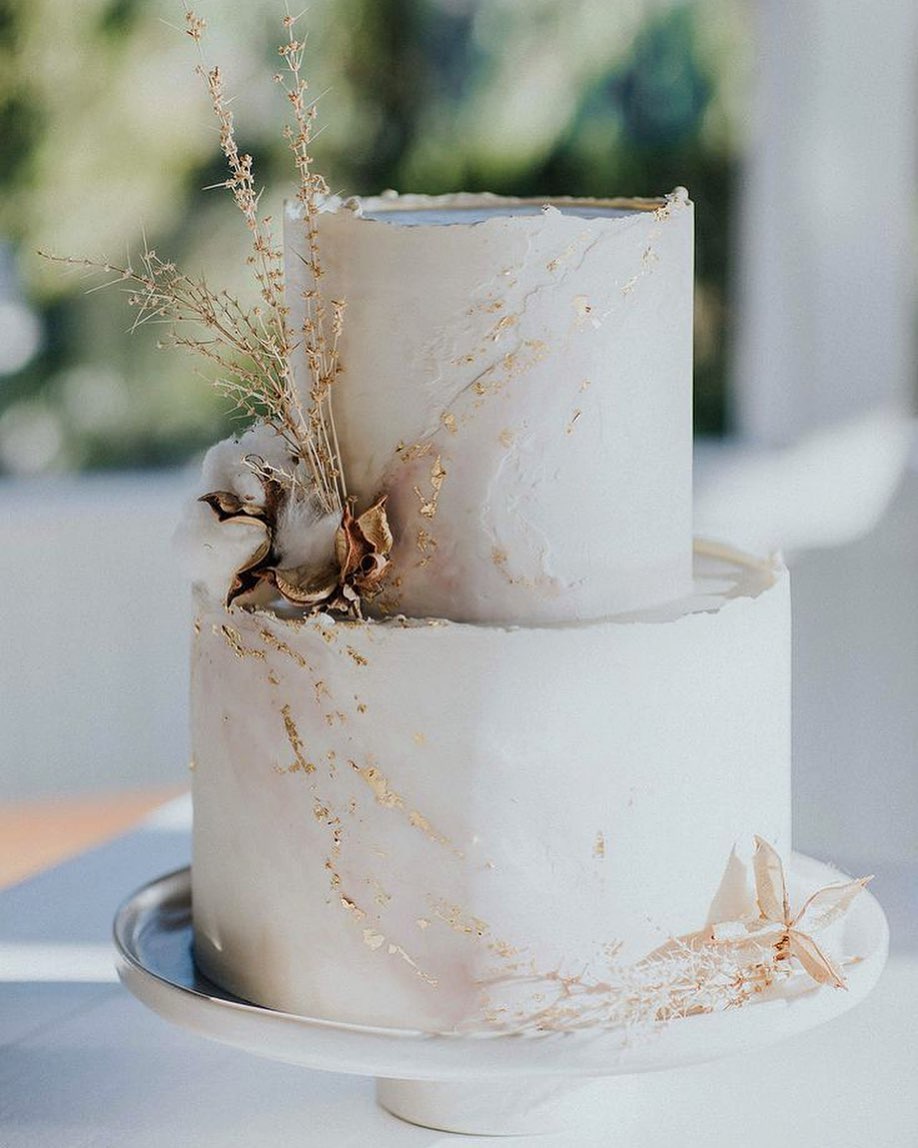 Белый двухъярусный торт на свадьбу