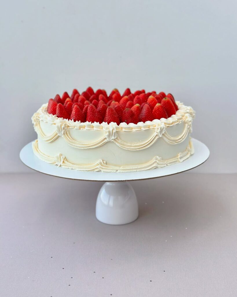 Свадебный торт украшенный клубникой