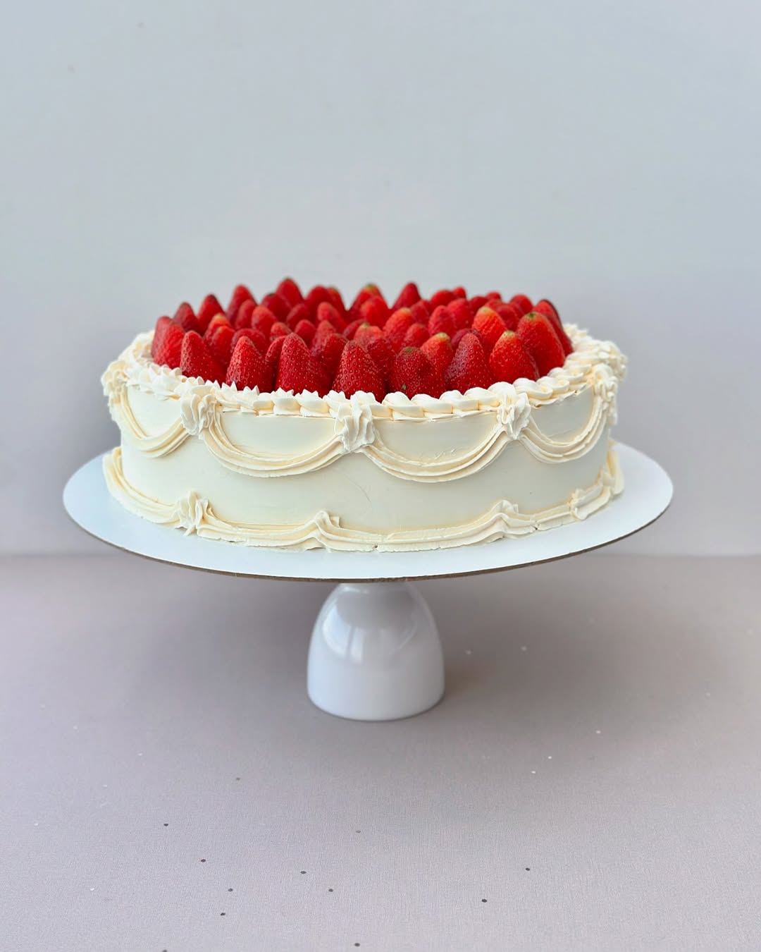 Свадебный торт украшенный клубникой