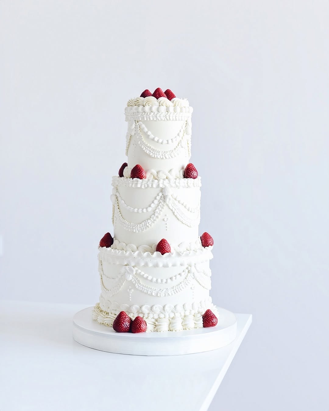Трехъярусный свадебный торт с клубникой