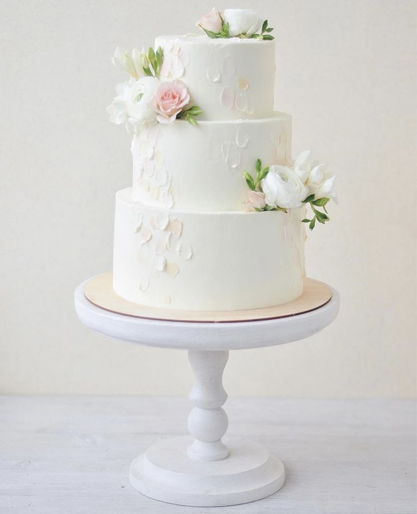 Трехъярусный белый торт