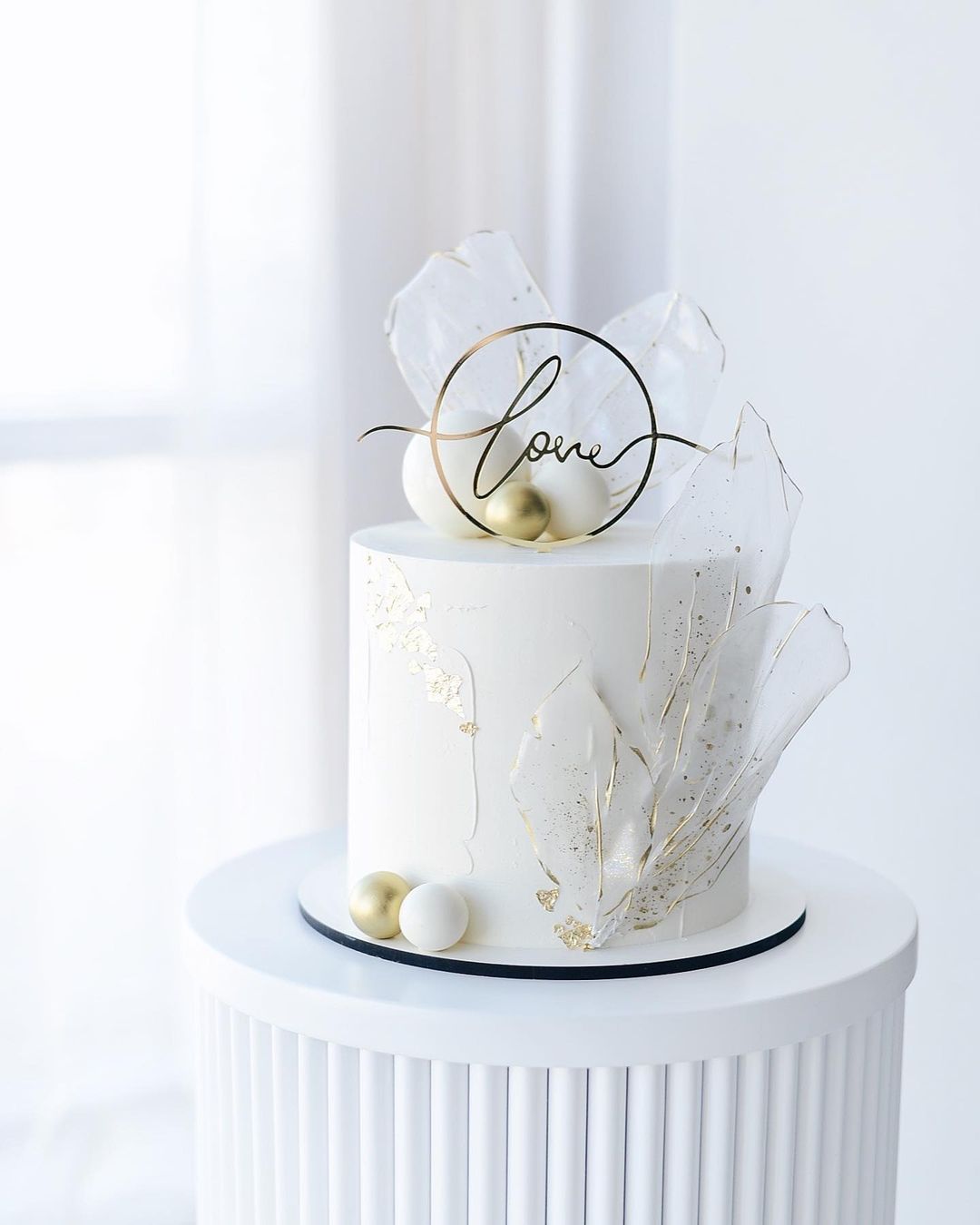 Небольшой свадебный торт с топпером