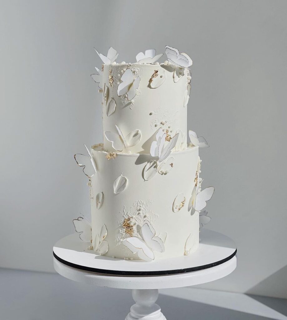 Торт украшенный бабочками