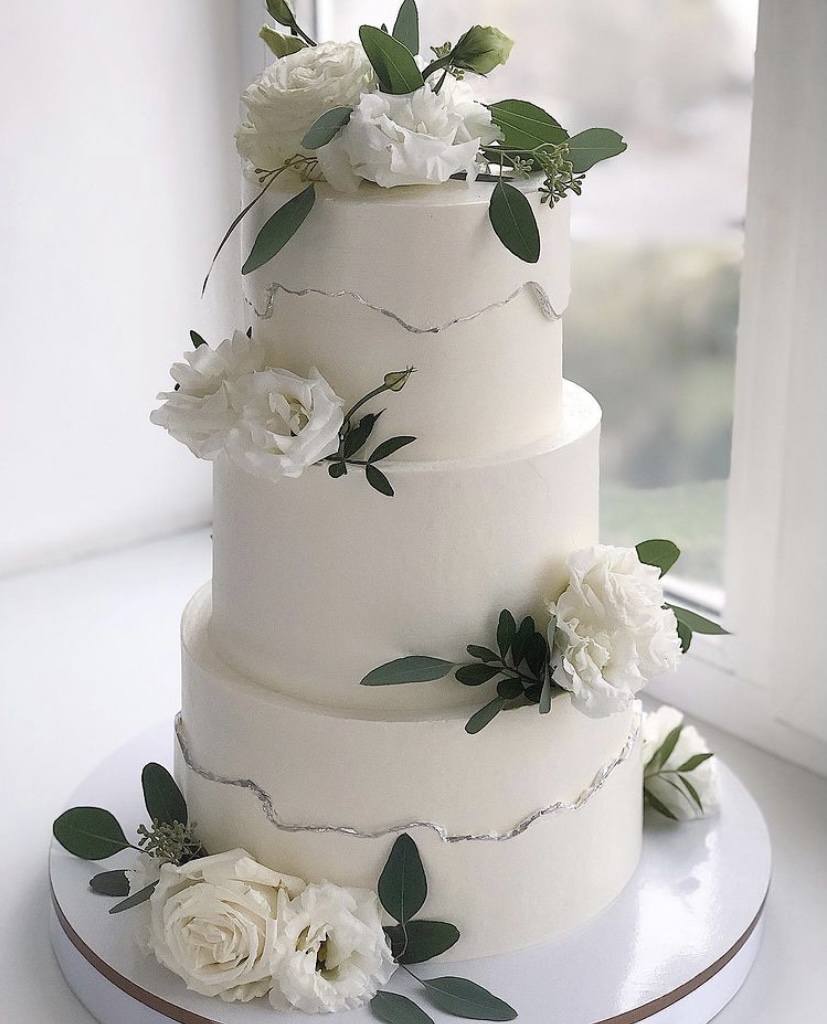 Свадебный торт с белыми розами