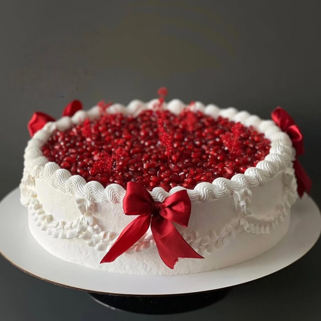 Свадебный торт украшенный гранатом