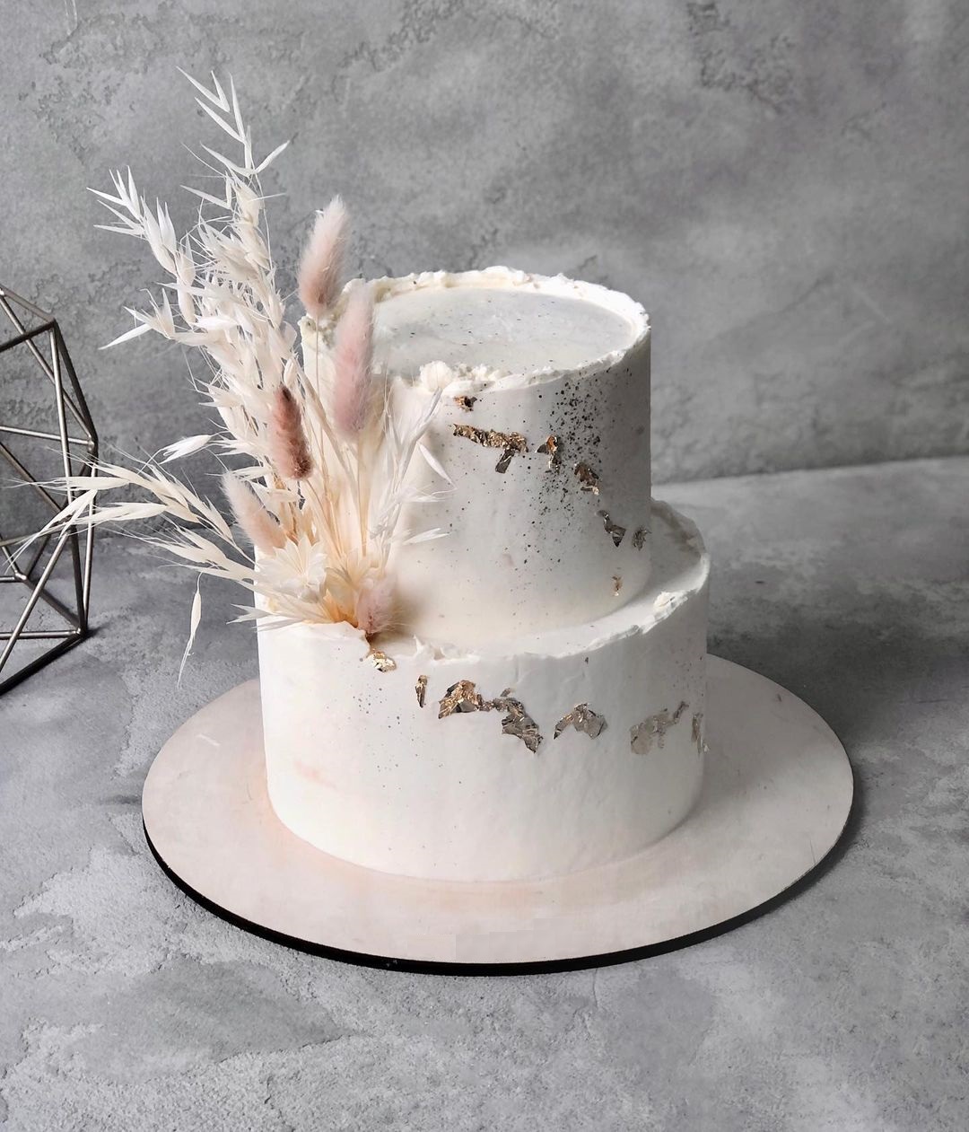 Белый торт в два яруса