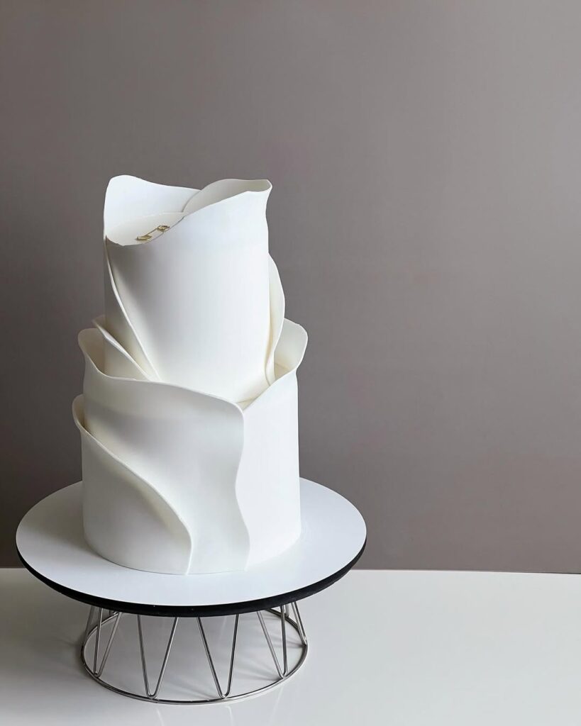 Свадебный торт с лепестками из мастики