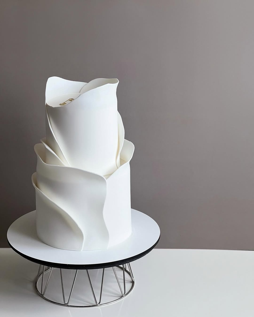 Свадебный торт с лепестками из мастики