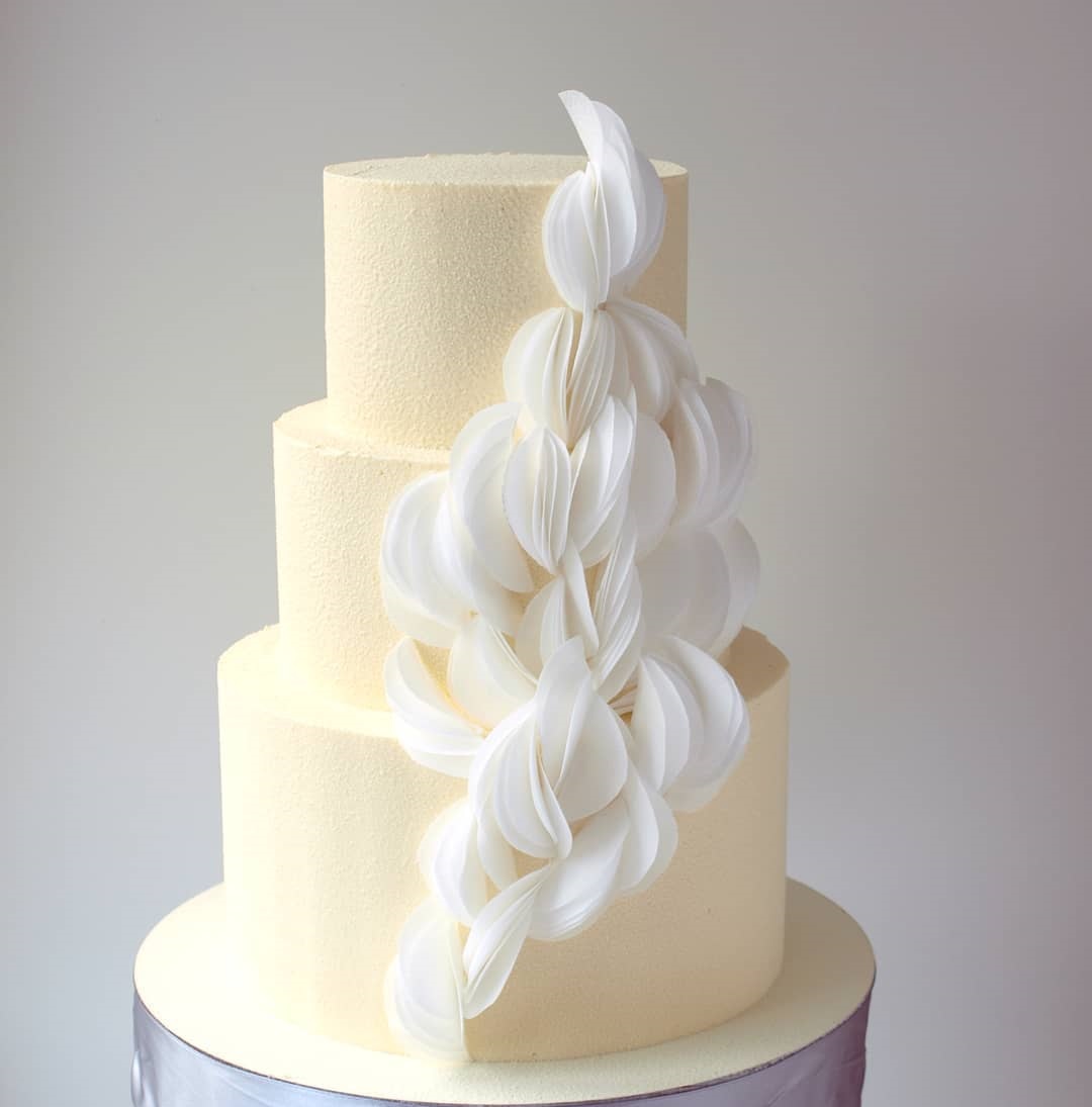 Трехъярусный торт украшенный кремом