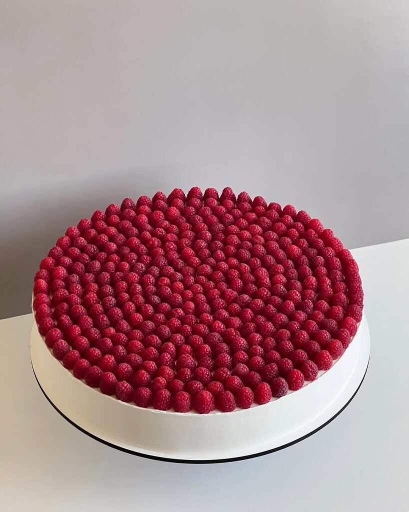 Кремовый торт украшенный малиной