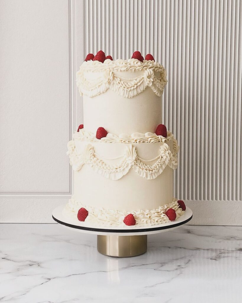 Кремовый свадебный торт украшенный малиной