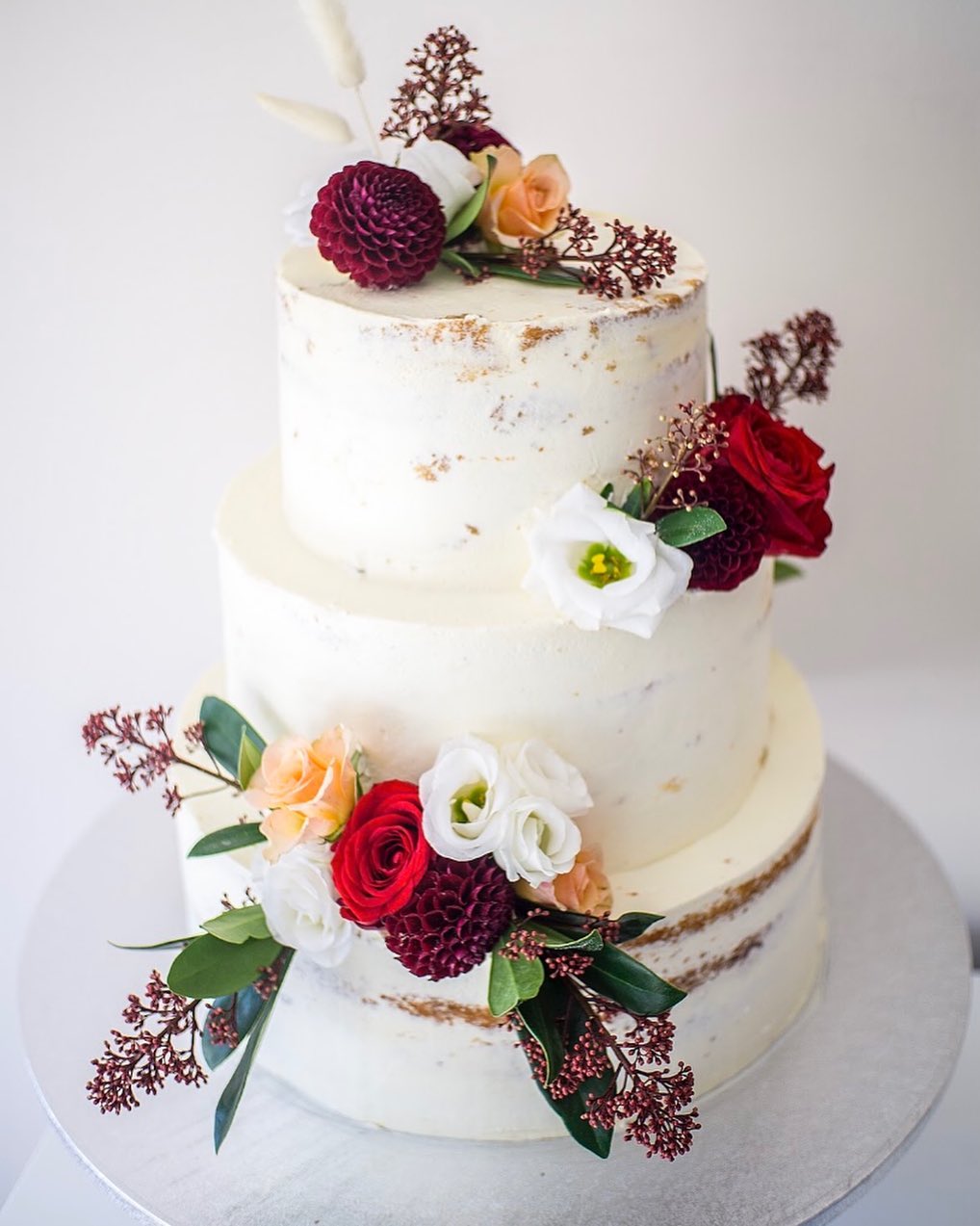 Трехъярусный торт украшенный цветами