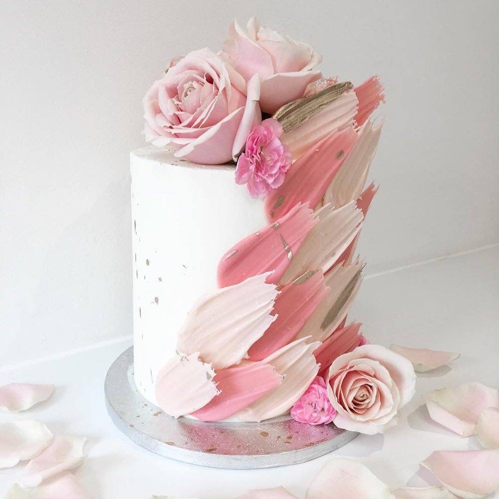 Белый торт с шоколадными перьями