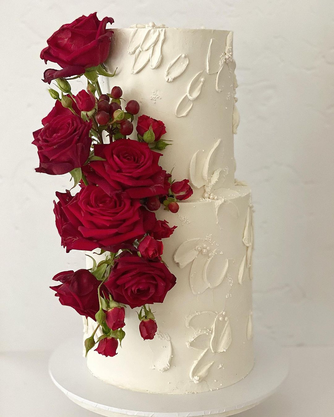 Кремовый торт украшенный розами