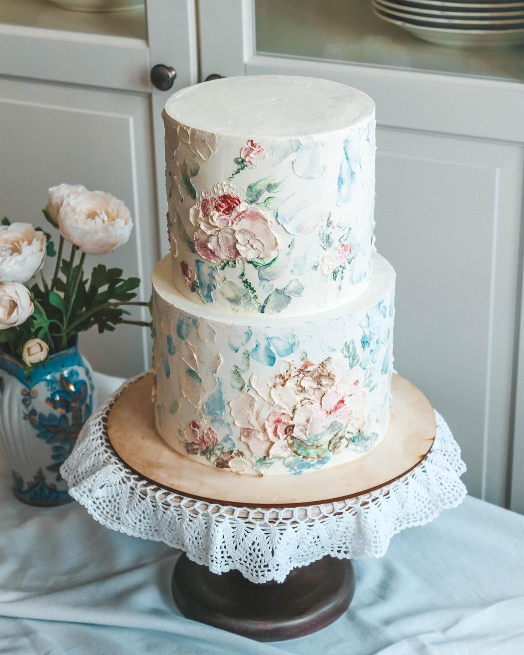 Торт с цветочными узорами из крема