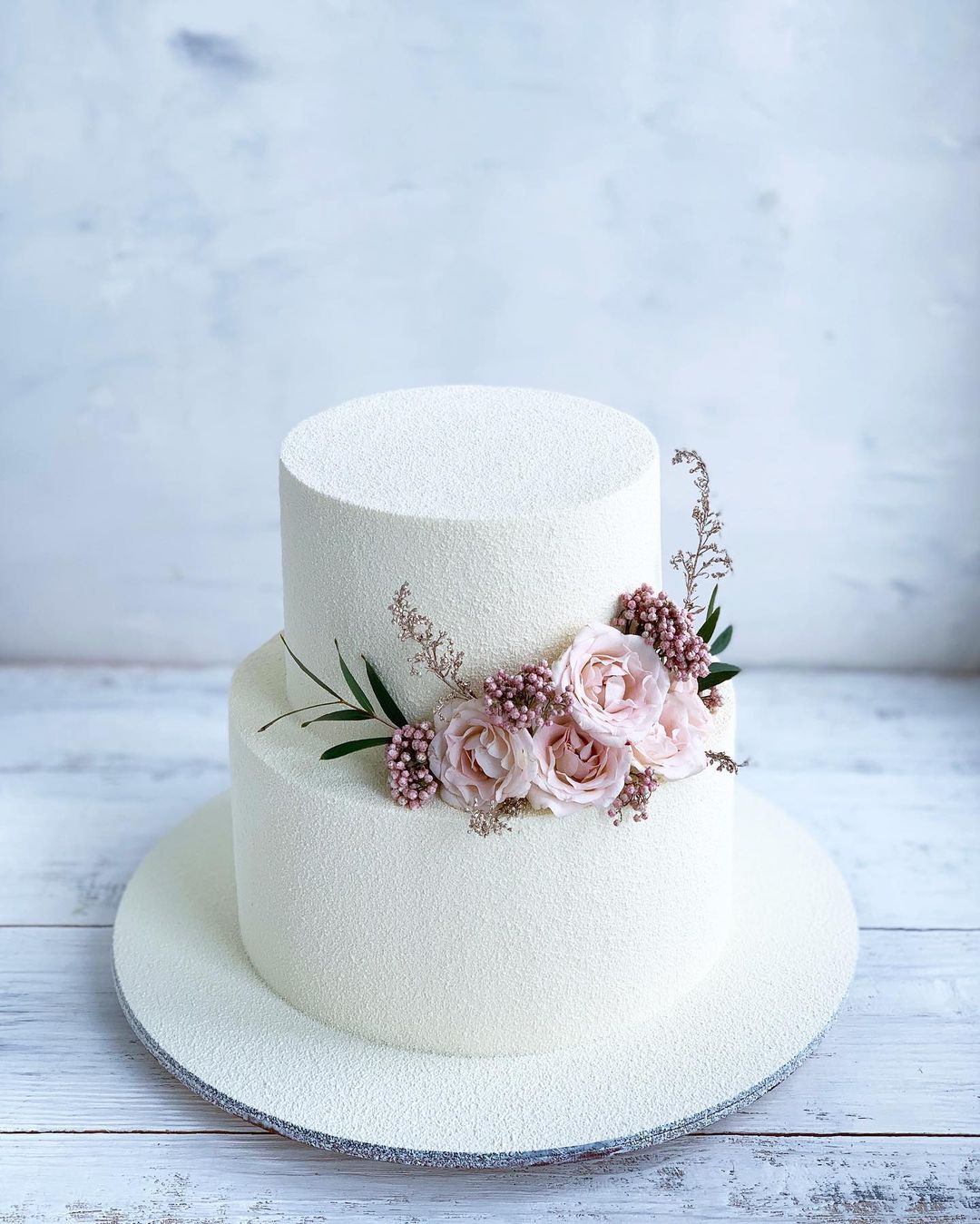 Белый торт покрытый велюром