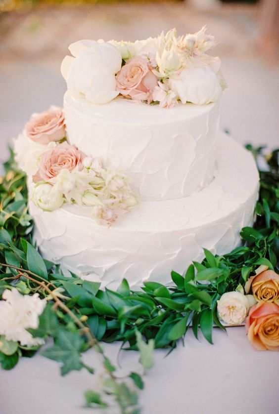 Небольшой торт в два яруса