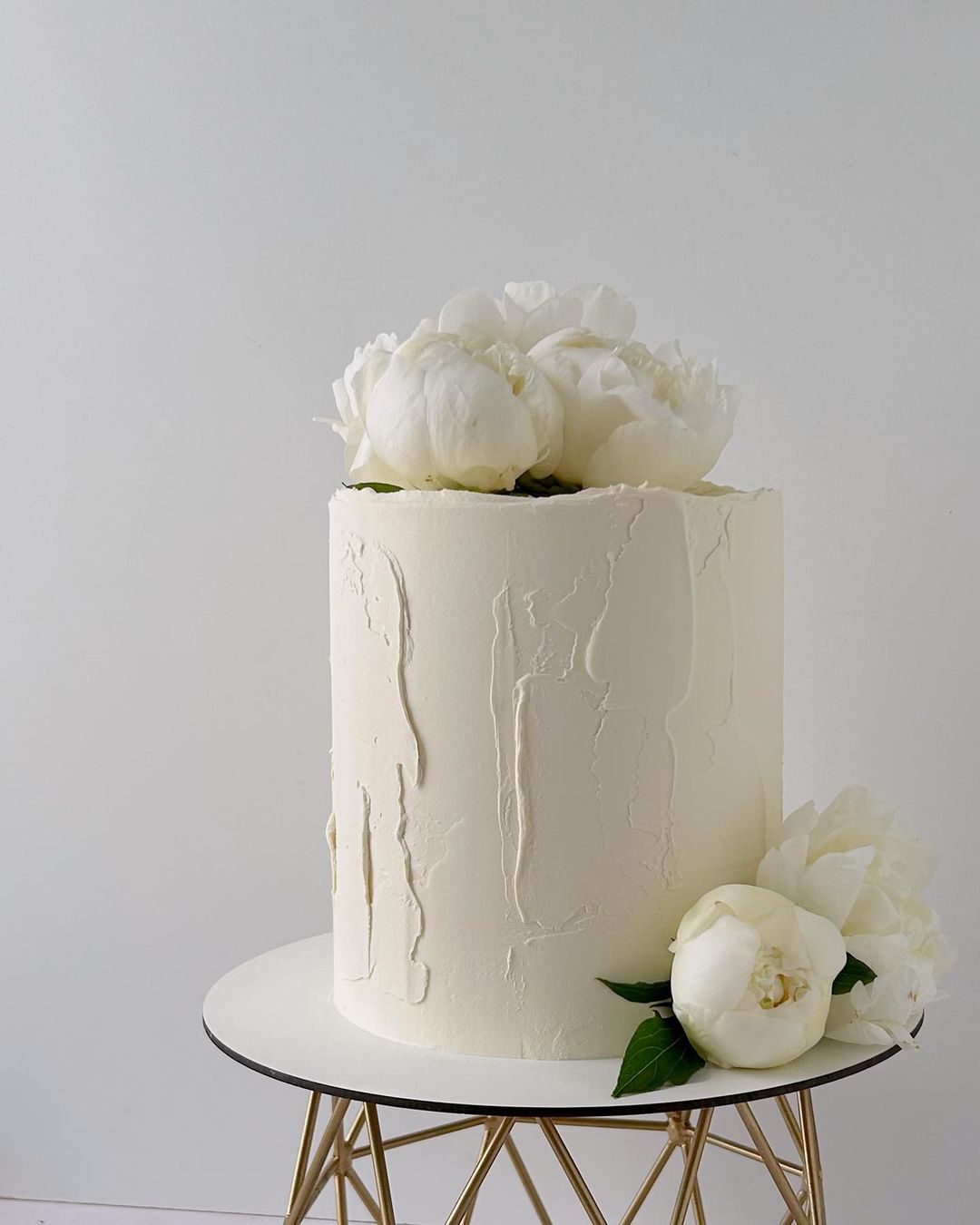 Кремовый торт украшенный белыми цветами