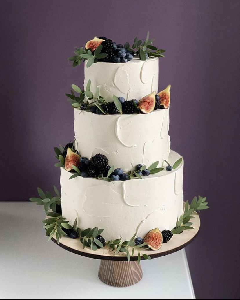 Белый свадебный торт украшенный ягодами