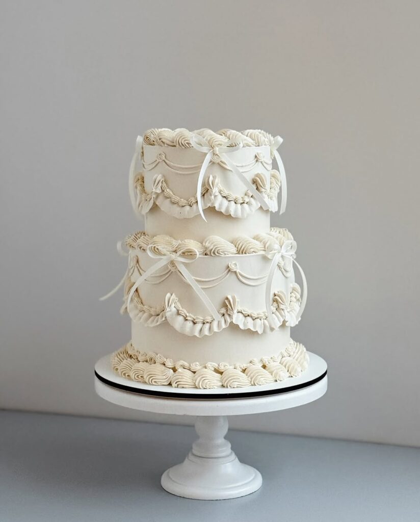 Свадебный торт с украшениями из крема