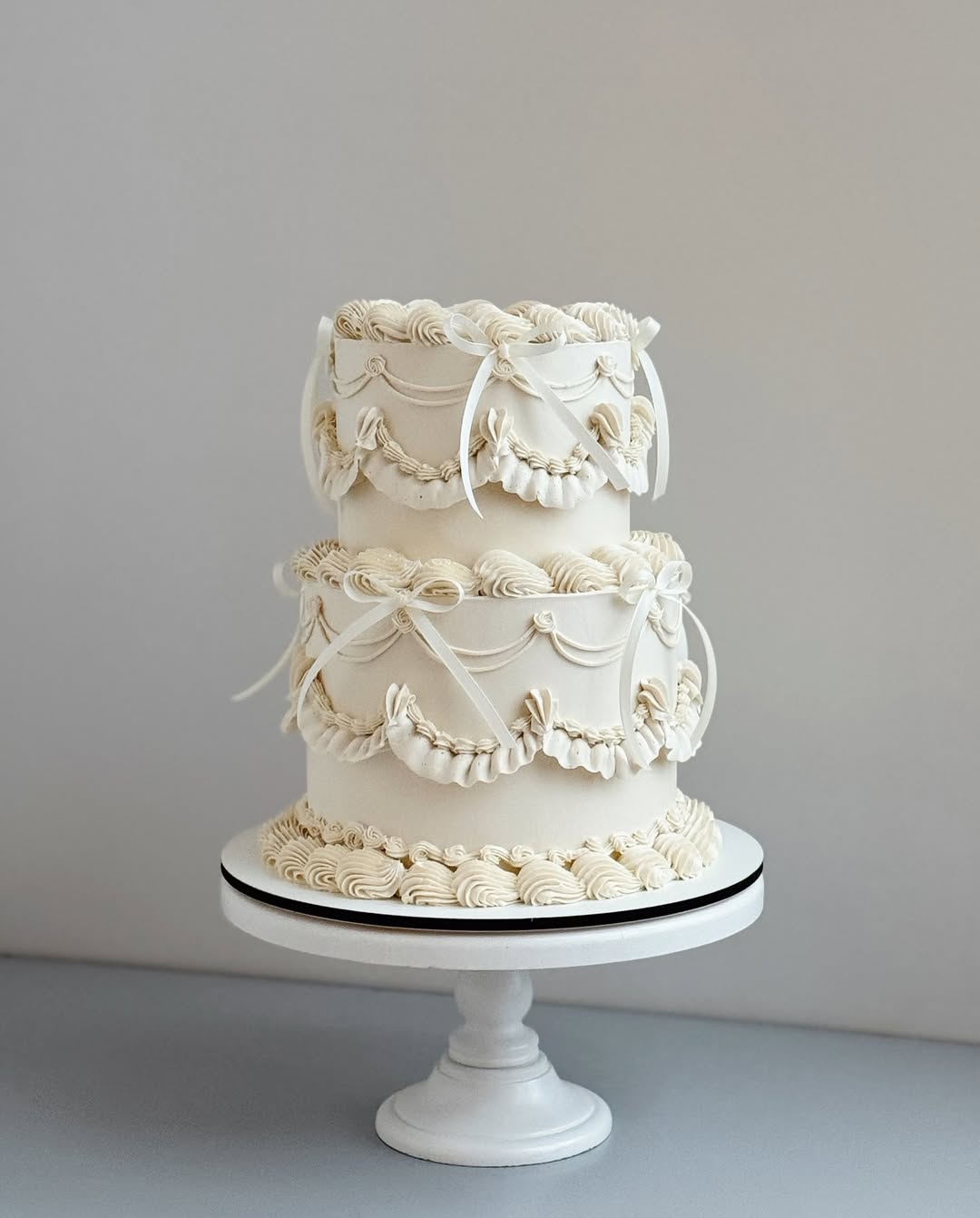 Свадебный торт с украшениями из крема