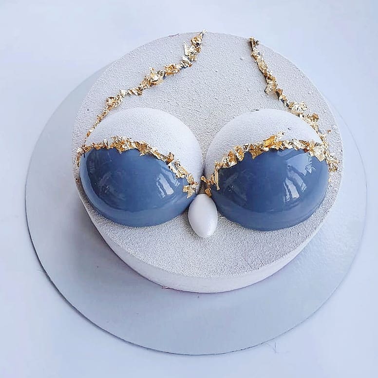 Торт в виде женской груди в купальнике