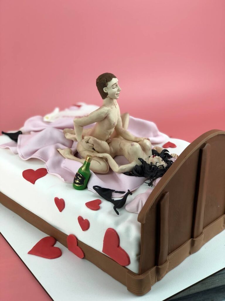 Эротический торт с фигурками