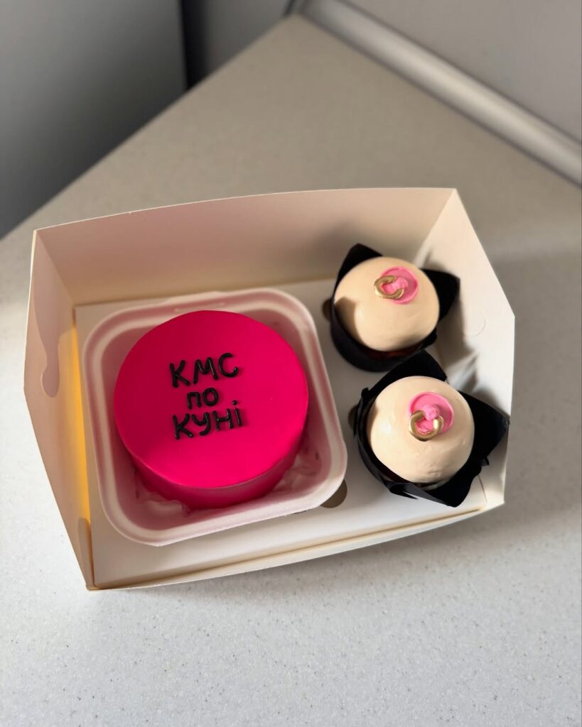 Эротический торт с капкейками