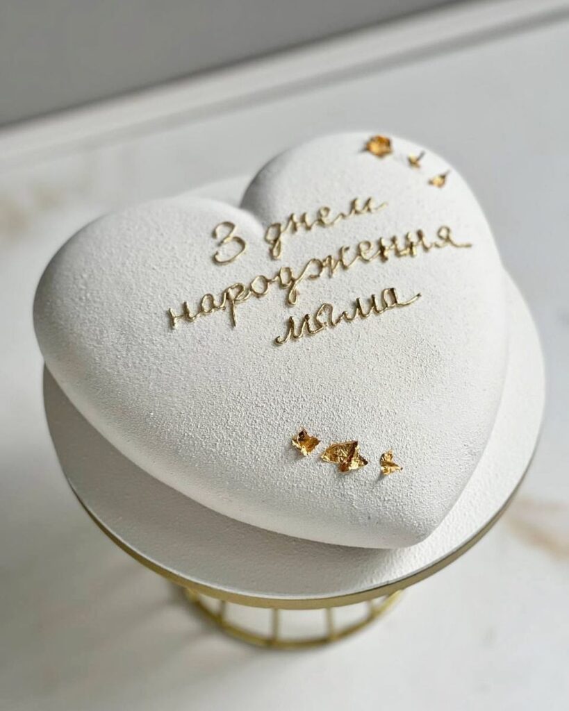 Торт для мамы в виде сердечка