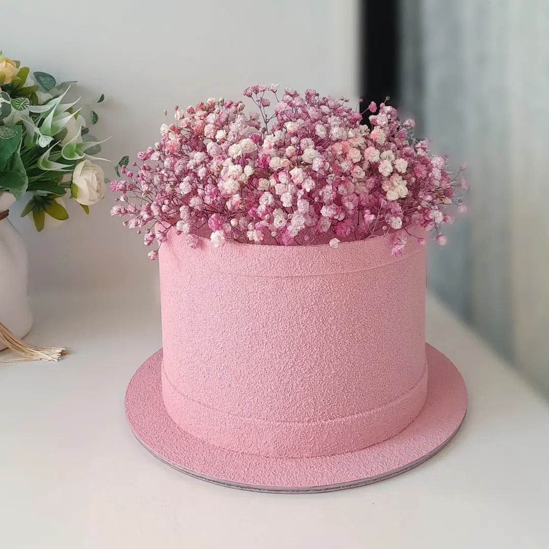 Розовый торт украшенный живыми цветами