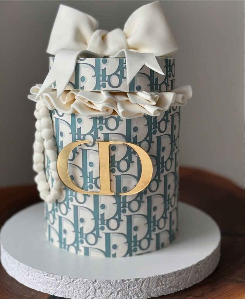 Торт с логотипом Диор