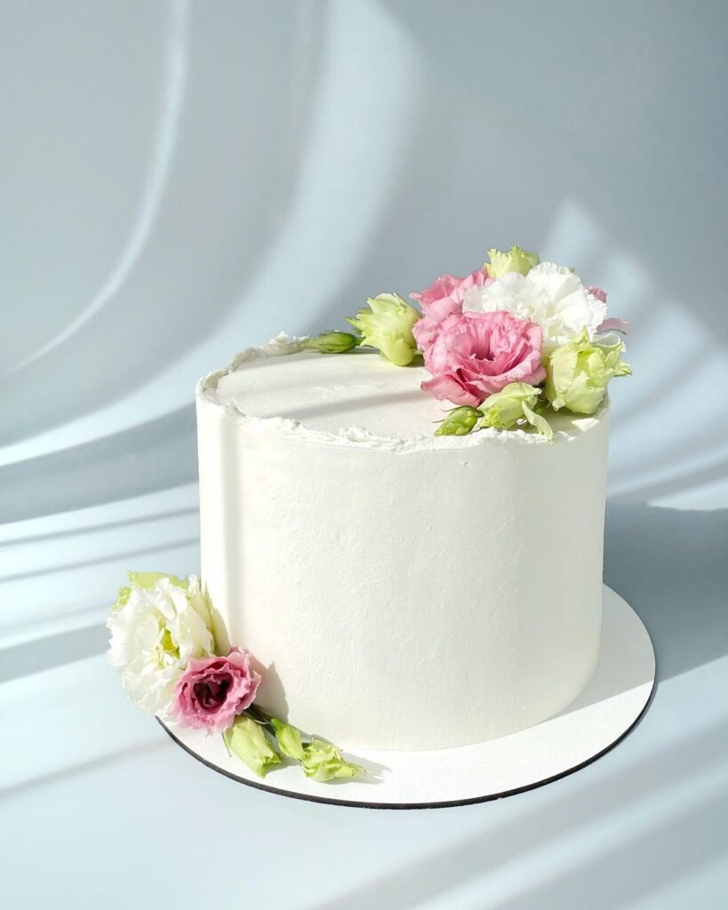 Торт кремовый украшенный цветами