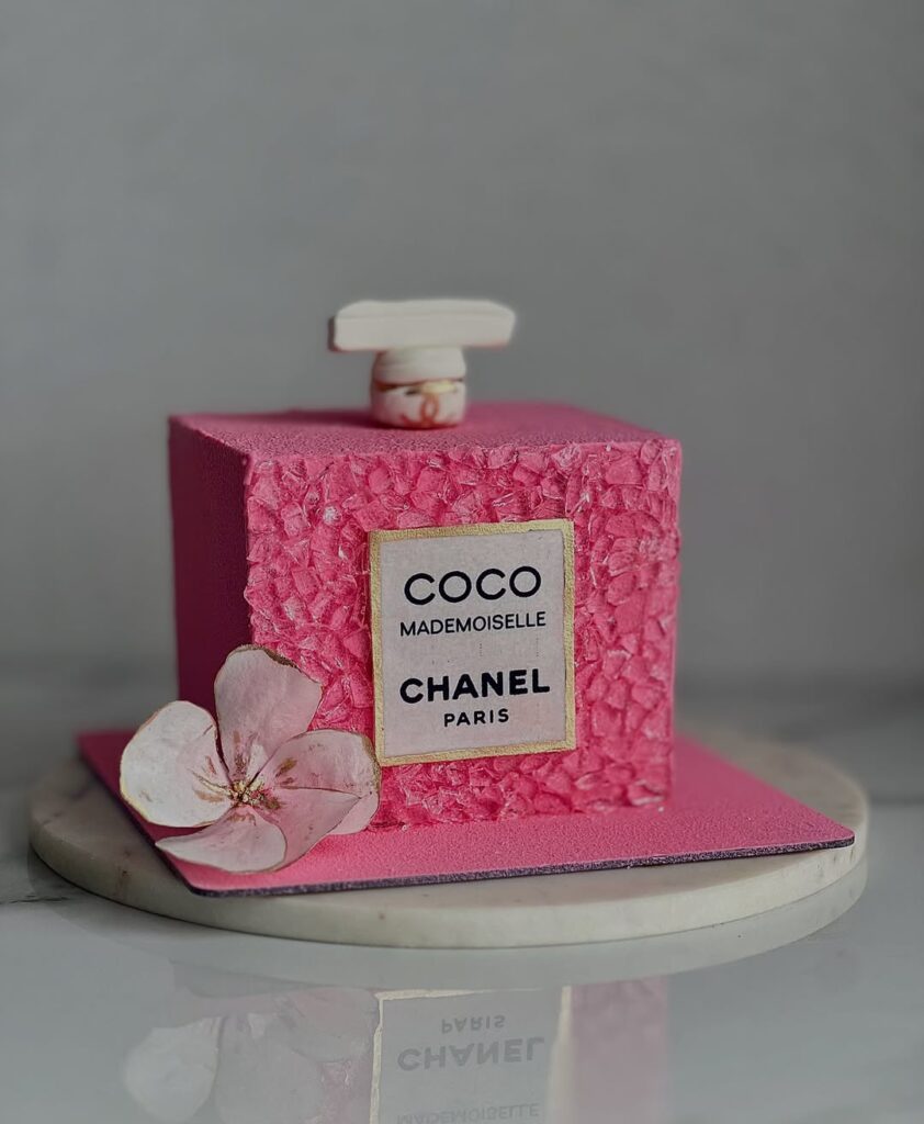 Торт в виде парфюмов