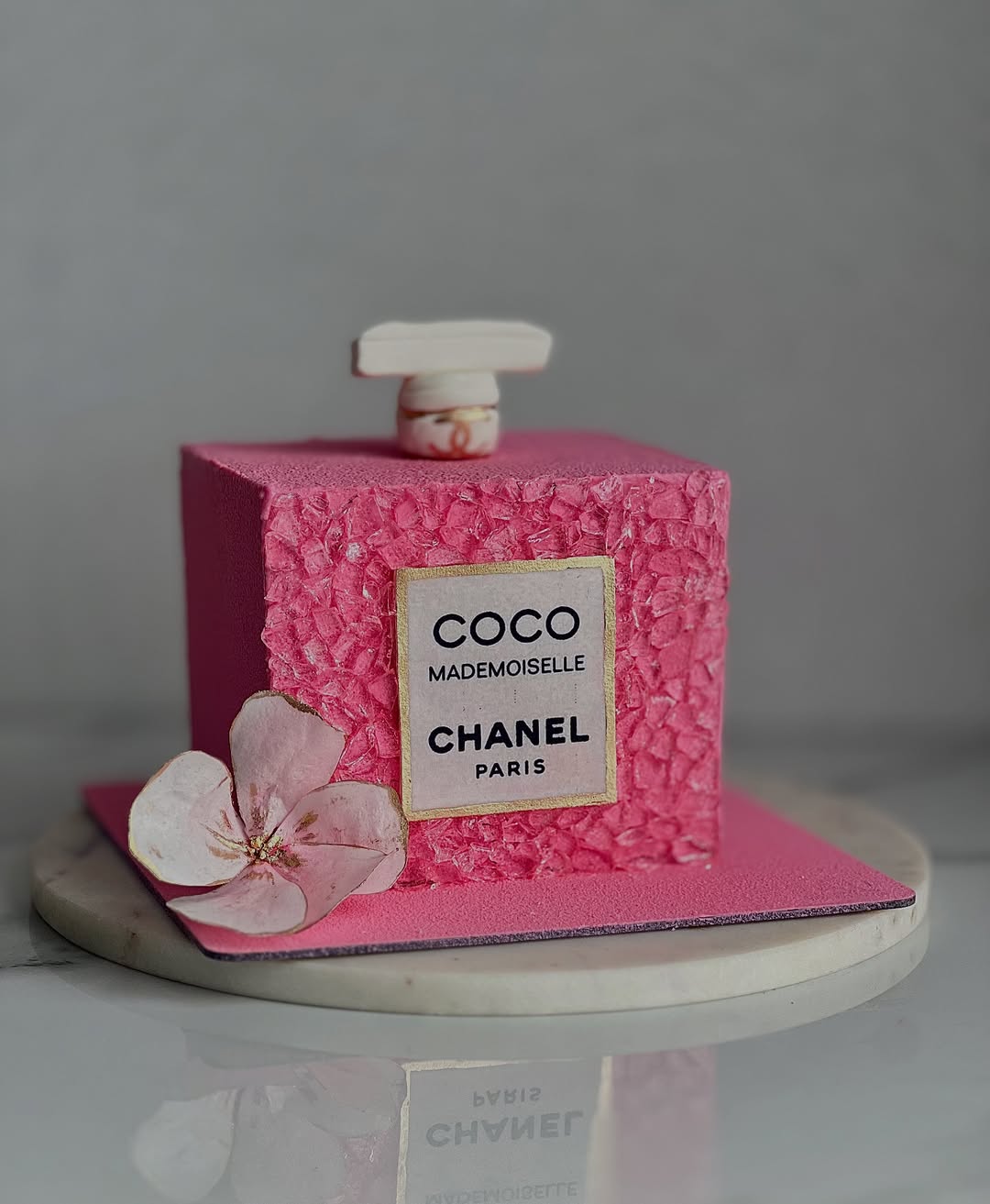 Торт в виде парфюмов