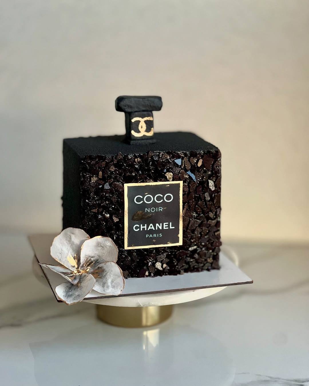 Торт в виде парфюмов Chanel