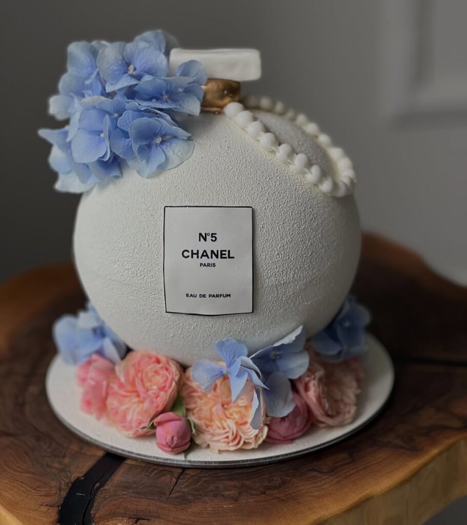 Торт в виде бутылочки духов