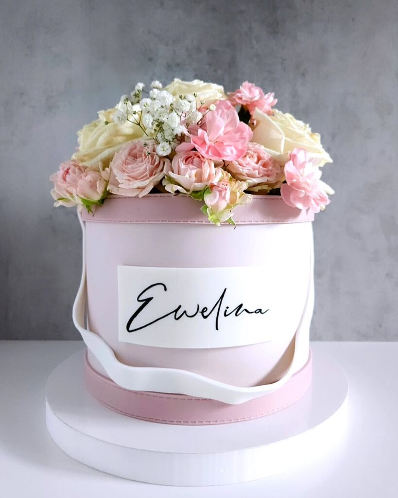 Торт в виде коробочки с цветами