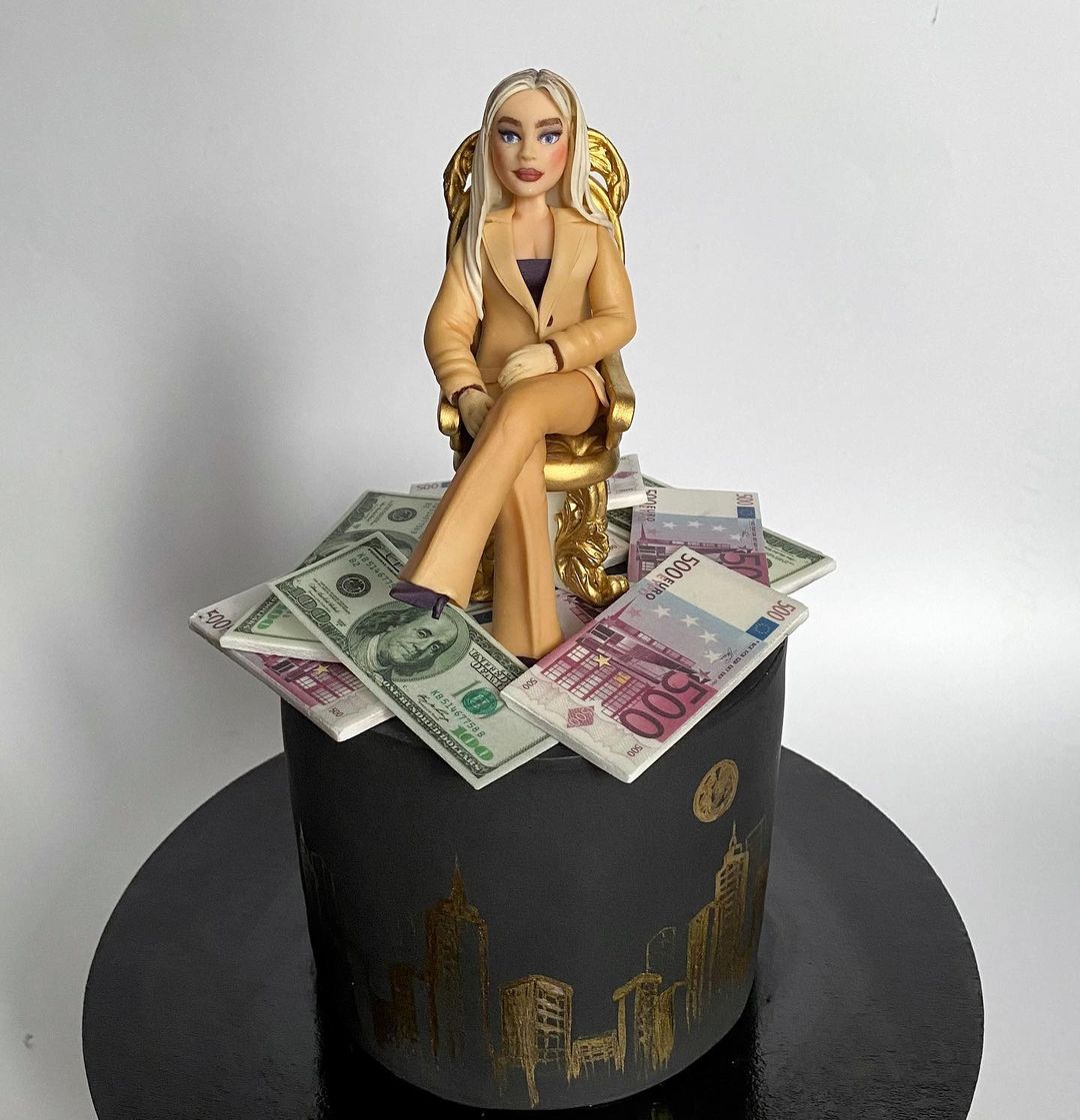 Торт с фигуркой девушки с деньгами