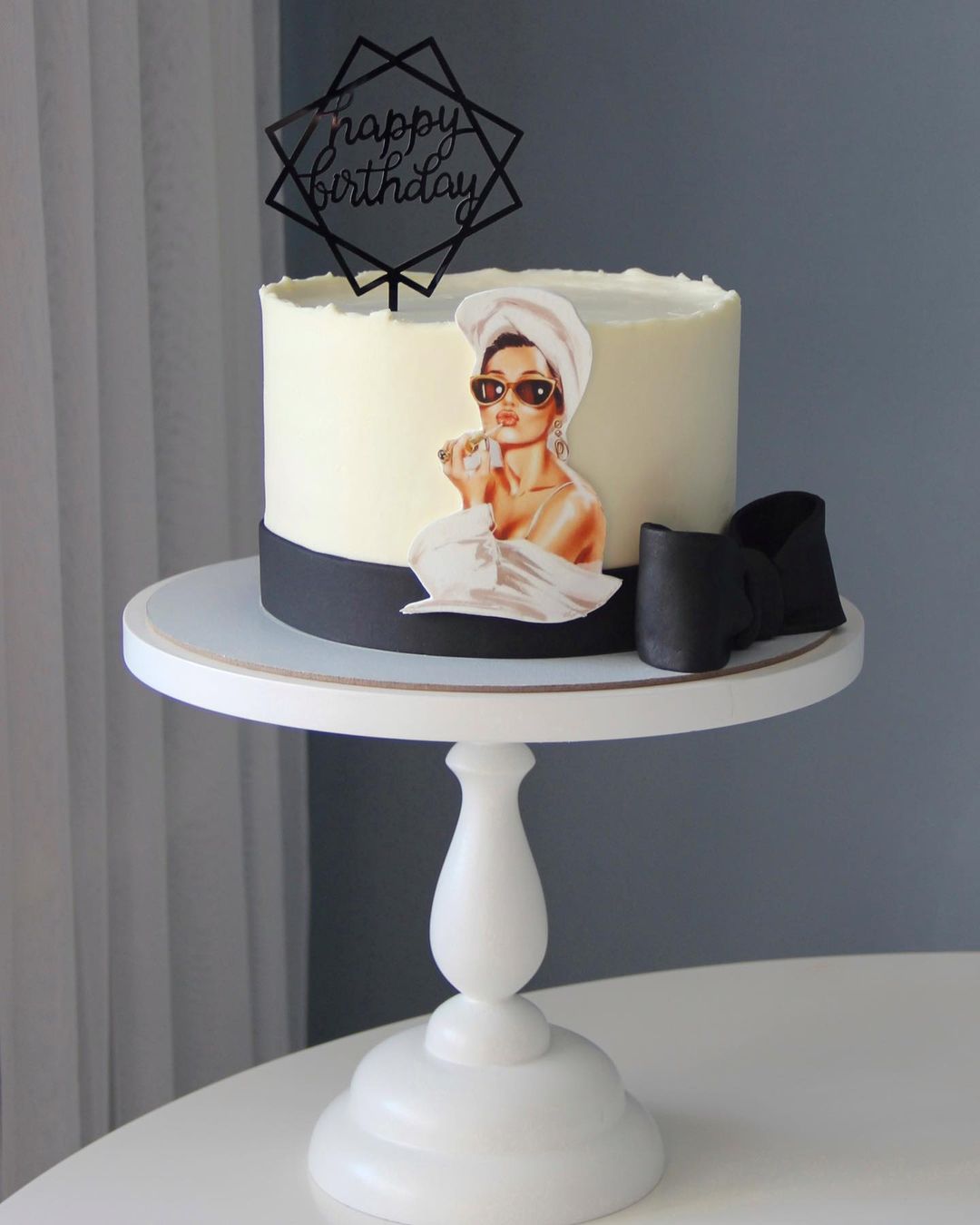 Торт с рисунком девушки на топпере
