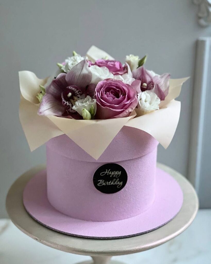 Торт сиреневый в виде коробки с цветами