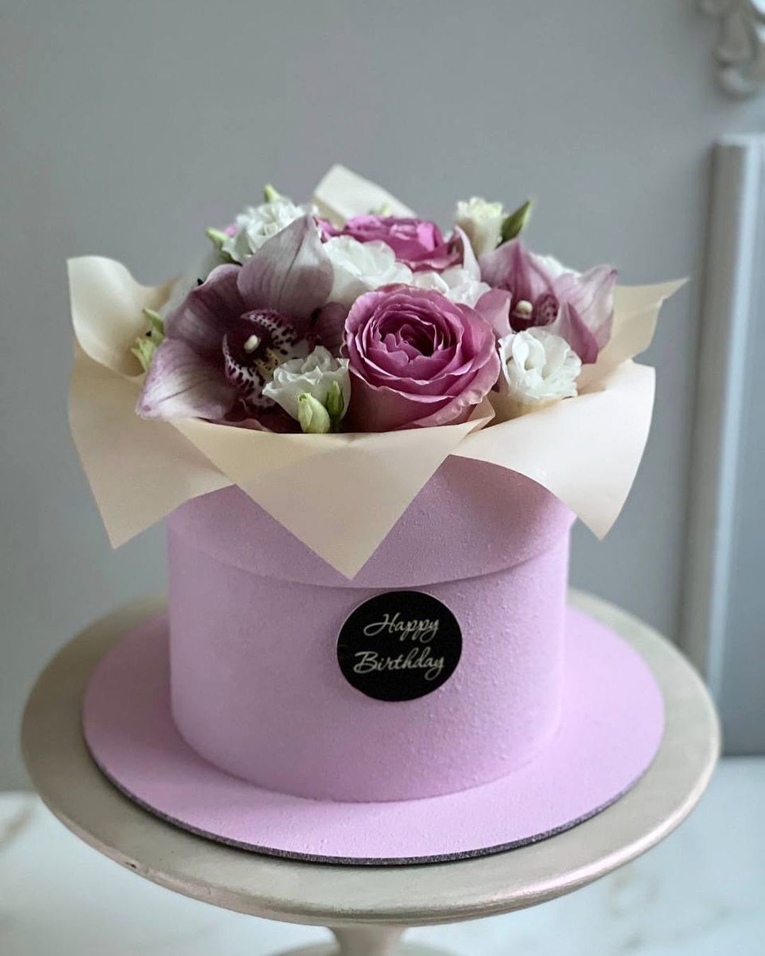 Торт сиреневый в виде коробки с цветами