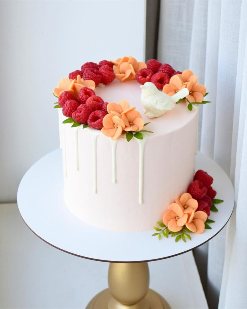 Тортик украшенный малиной