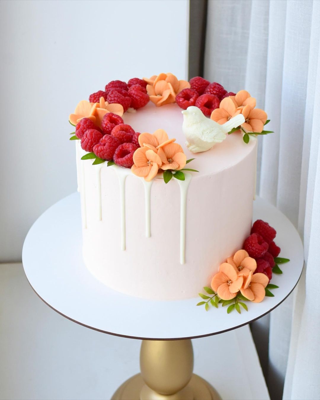 Тортик украшенный малиной