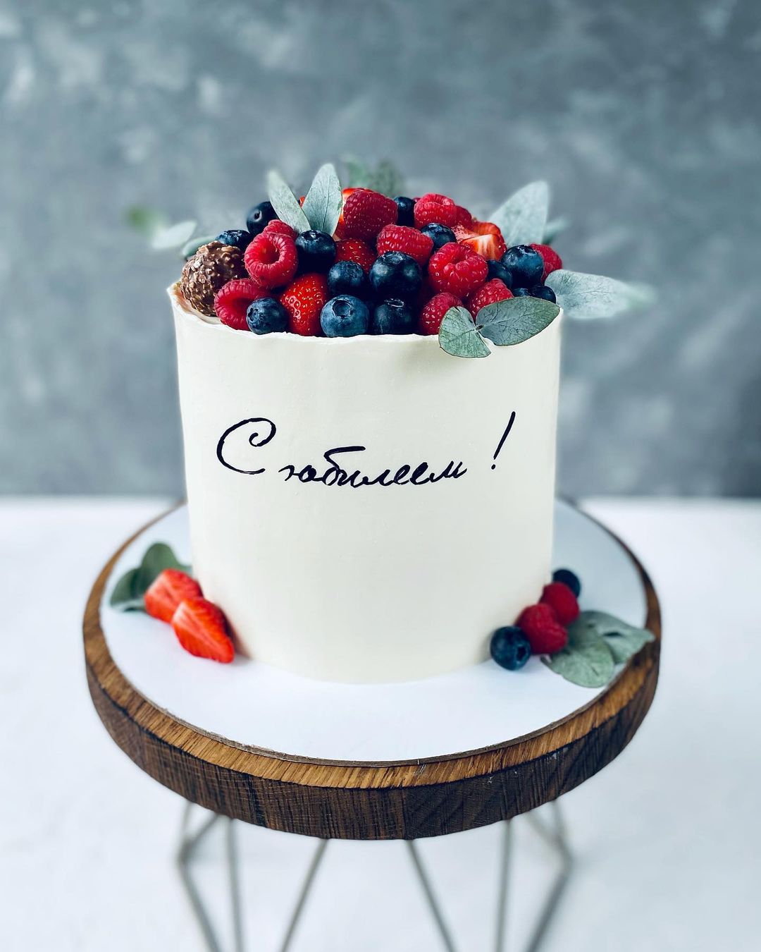 Торт с надписью "С юбилеем"